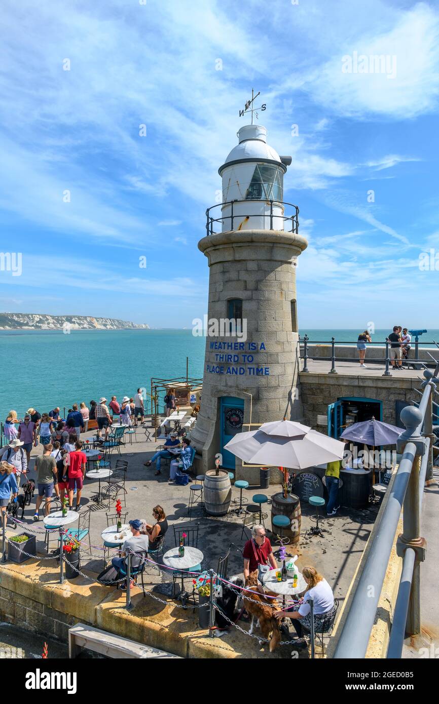 Il tempo è un terzo al posto e al tempo, 2014, da Ian Hamilton Finlay. L'iscrizione di Finlay sul faro di Folkestone era nella Triennale di Folkestone del 2014. Foto Stock