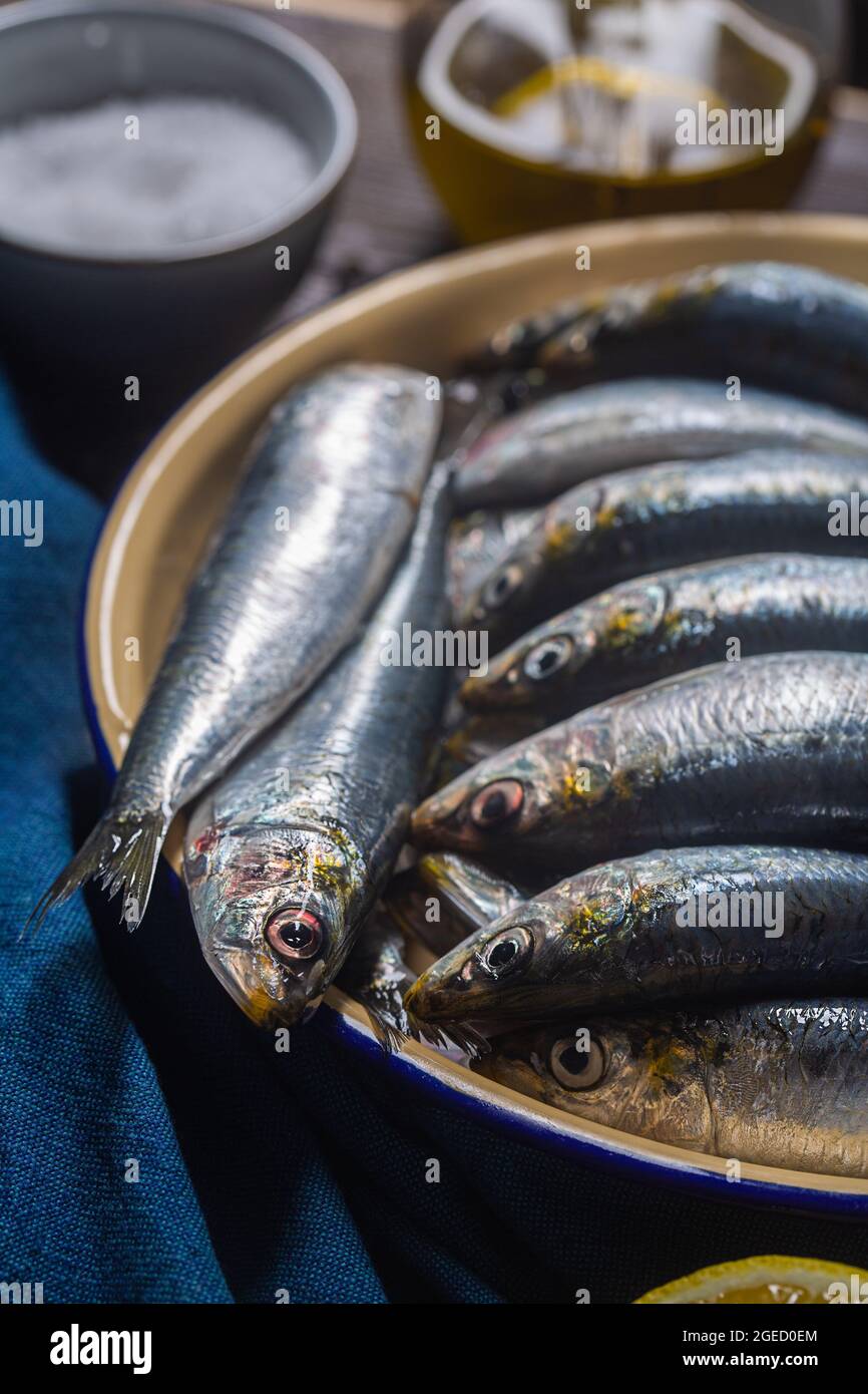 Sardine o pilchard europeo dal Mediterraneo. Il pesce è ampiamente utilizzato nelle cucine di Grecia, Spagna e Italia. Orientamento verticale Foto Stock