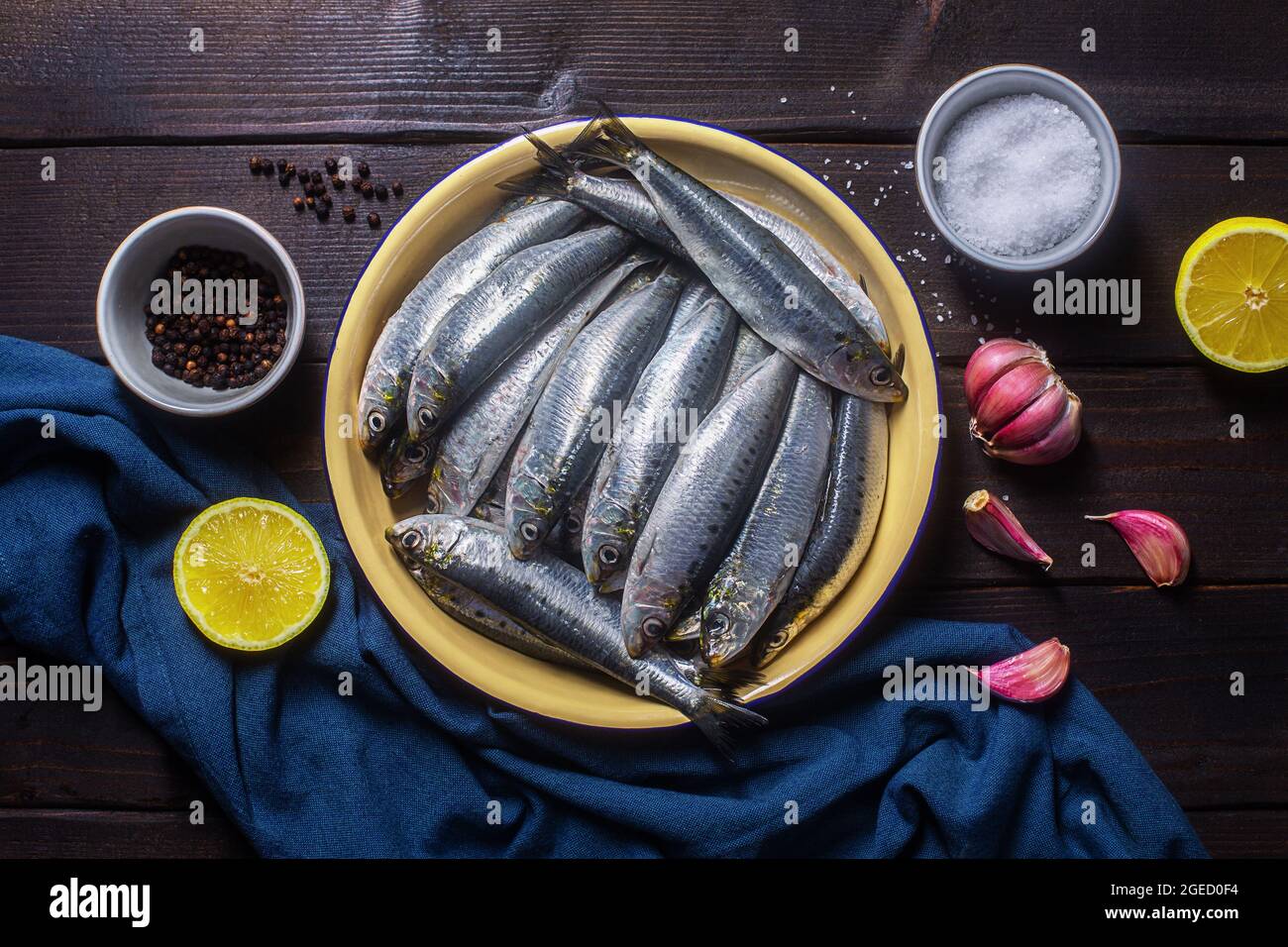 Sardine o pilchard europeo dal Mediterraneo. Pesce e ingredienti Foto Stock