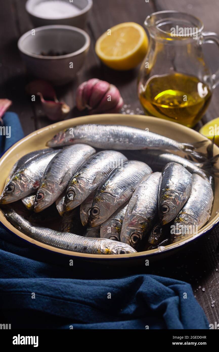Sardine o pilchard europeo dal Mediterraneo. Il pesce è ampiamente usato nelle cucine della Grecia, Spagna Foto Stock