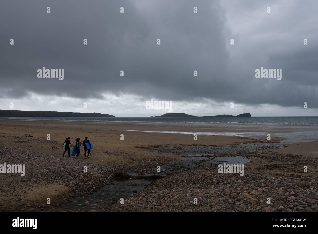 Gower, Swansea, Regno Unito. 19 agosto 2021. Tempo nel Regno Unito: nuvoloso con docce alla spiaggia di Llangennith sulla penisola di Gower. Credit: Gareth Llewelyn/Alamy Live News Foto Stock