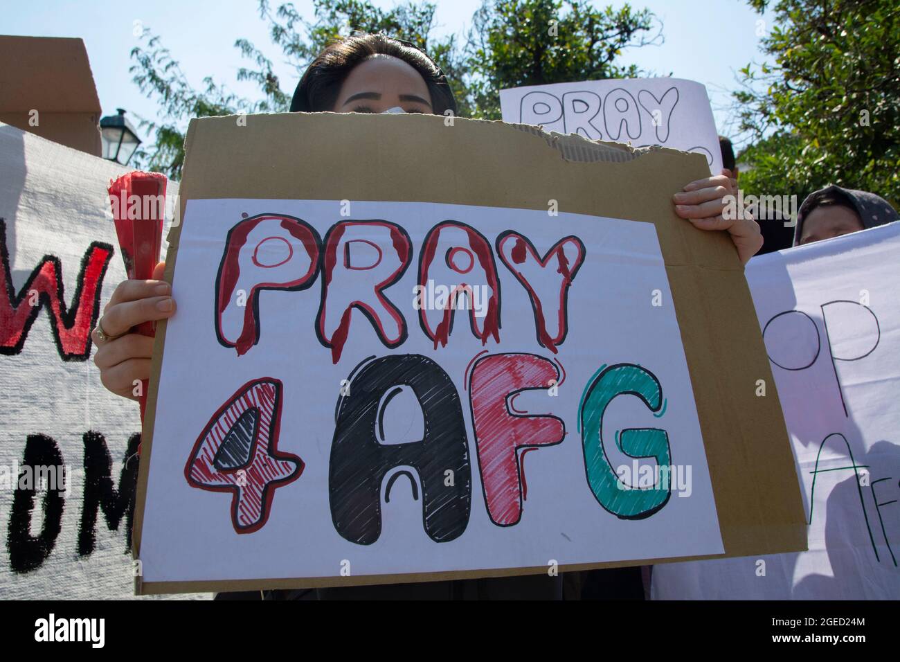 Atene, Grecia. 19 agosto 2021. I rifugiati afghani detengono bandiere e cartelli afghani e gridano slogan. La comunità afghana ha organizzato una manifestazione in tutto il parlamento su piazza Syntagma per protestare contro la recente acquisizione del proprio paese di origine da parte dei talebani. (Credit Image: © Nikolas Georgiou/ZUMA Press Wire) Credit: ZUMA Press, Inc./Alamy Live News Foto Stock