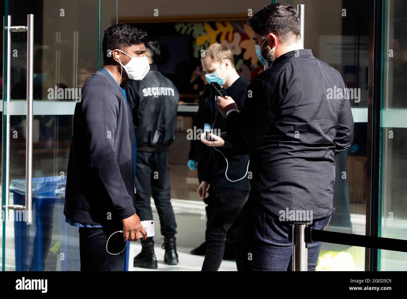 Sydney, Australia, 6 luglio 2020. I clienti dell'Apple Store Sydney indossano maschere facciali di protezione. Sydney continua ad agevolare la chiusura a chiave poiché il confine tra il nuovo Galles del Sud e Victoria sarà chiuso dalle 23:59. Credito notturno di martedì: Pete Dovgan/Speed Media/Alamy Live News Foto Stock
