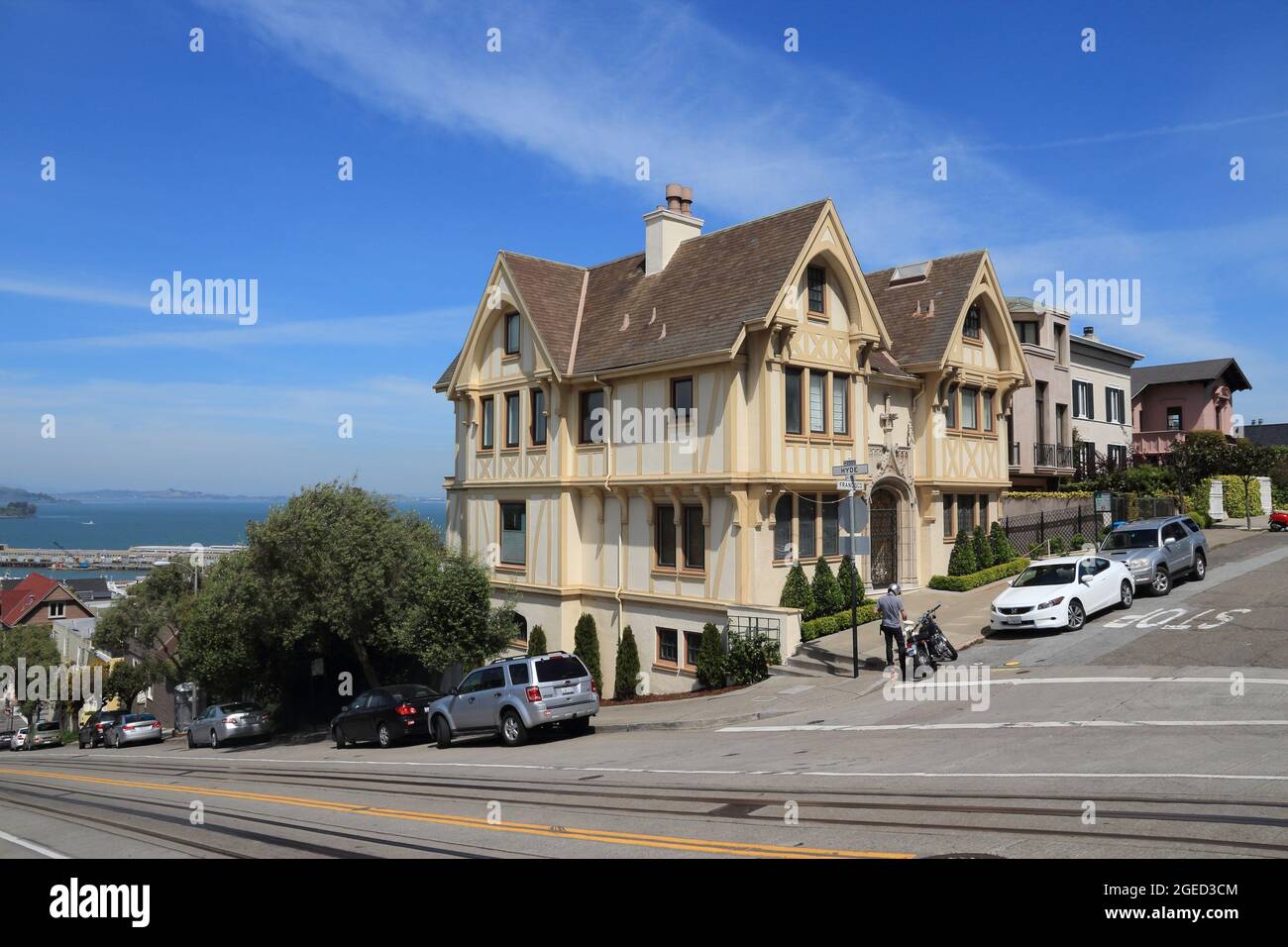 San FRANCISCO, Stati Uniti d'America - 8 APRILE 2014: Architettura residenziale in stile Revival Tudor a San Francisco, Stati Uniti. Case Di Russian Hill. Foto Stock