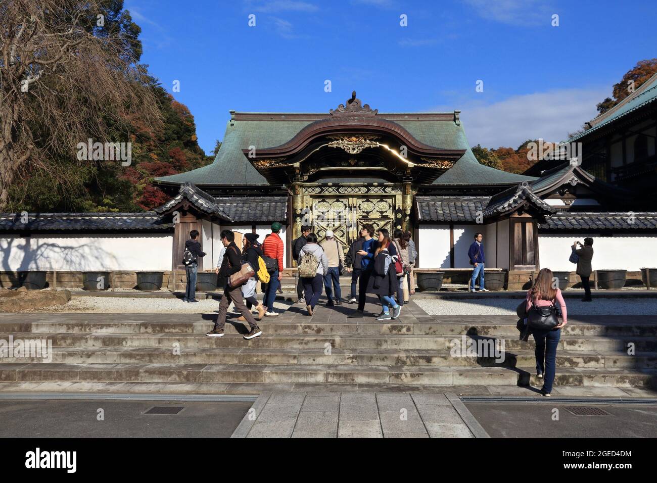 KAMAKURA, GIAPPONE - 3 DICEMBRE 2016: I turisti visitano la porta di Karamon del Tempio di Kenchoji a Kamakura, Giappone. E' un tempio buddista zen. Foto Stock