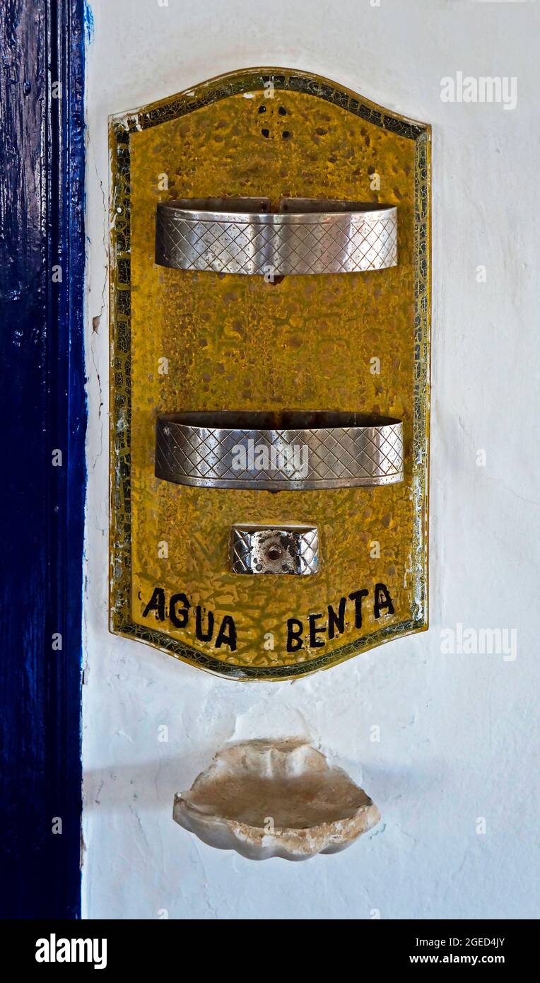 Antico distributore di acqua Santa nella chiesa di Diamantina, Brasile. ACQUA SANTA Foto Stock