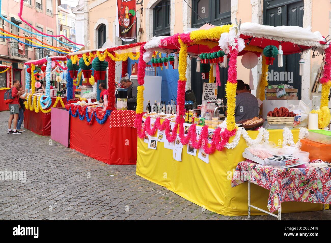 Lisbona, Portogallo - 6 giugno 2018: la gente a prepararsi alla festa di Santo Antonio nel quartiere di Alfama, Lisbona, Portogallo. San Antonio Festival è un popolare stree Foto Stock