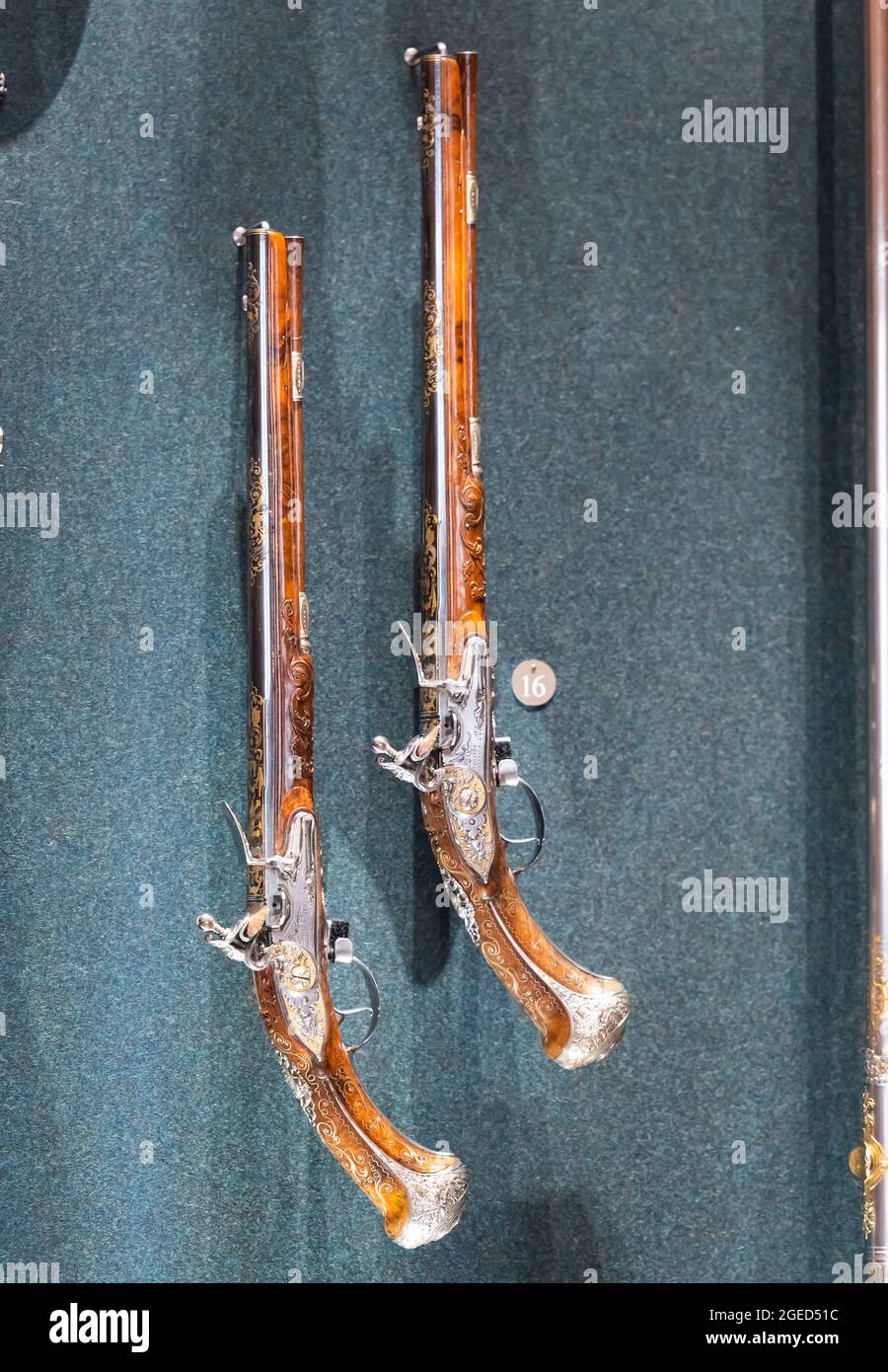 Dresda, Germania. 19 agosto 2021. Durante un tour stampa, le collezioni d'arte di Dresda presentano la Galleria delle fucile nel Corridoio lungo del Palazzo della Residenza di Dresda dopo il suo completamento. Nel corridoio lungo 100 metri e largo cinque metri, quasi completamente distrutto durante i bombardamenti del 1945, sono state nuovamente esposte circa 500 magnifiche armi da fuoco dei secoli 16, 17 e 18, provenienti dai possedimenti degli elettori sassoni. L'immagine mostra le pistole flintlock del 1695. Credit: Matthias Rietschel/dpa-Zentralbild/ZB/dpa/Alamy Live News Foto Stock