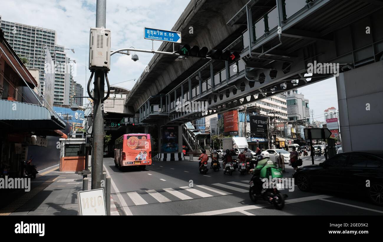Sukhumvit Road Soi 55 aka Thonglor 13 BTS Skytrain Tressel Bangkok Thailandia Foto Stock