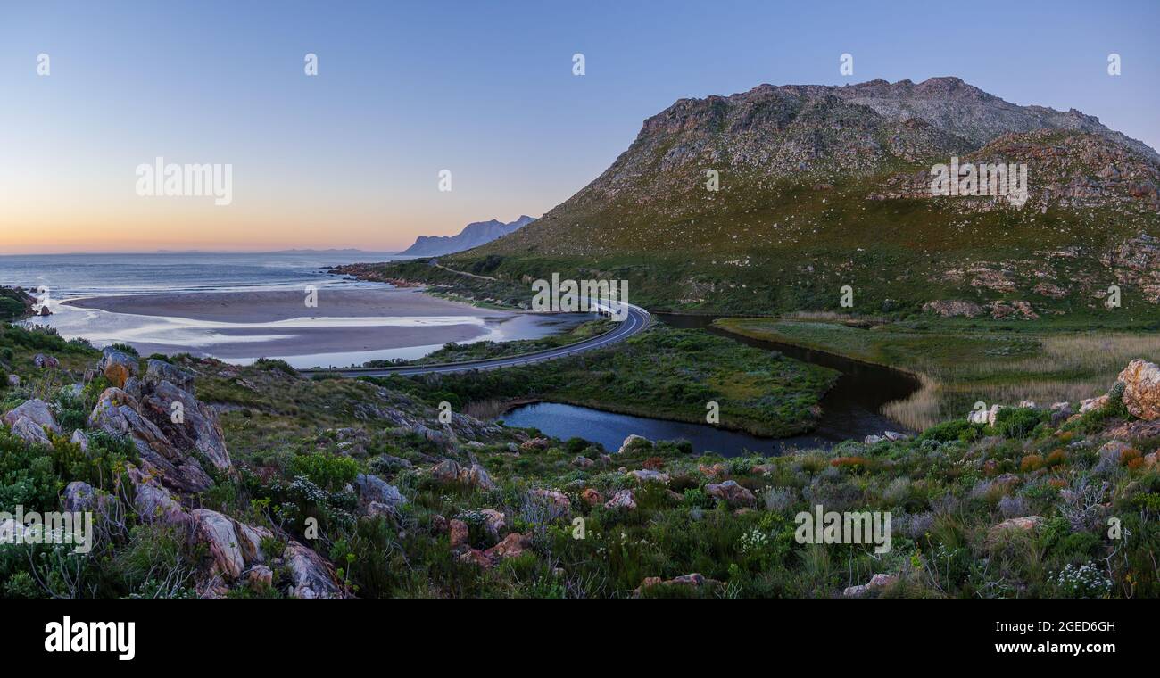 Vista dei Monti Kogelberg e dell'estuario Rooi-Els lungo Clarence Drive tra Gordon's Bay e Rooi-Els. Falso alloggiamento. Capo Occidentale. Sudafricano Foto Stock