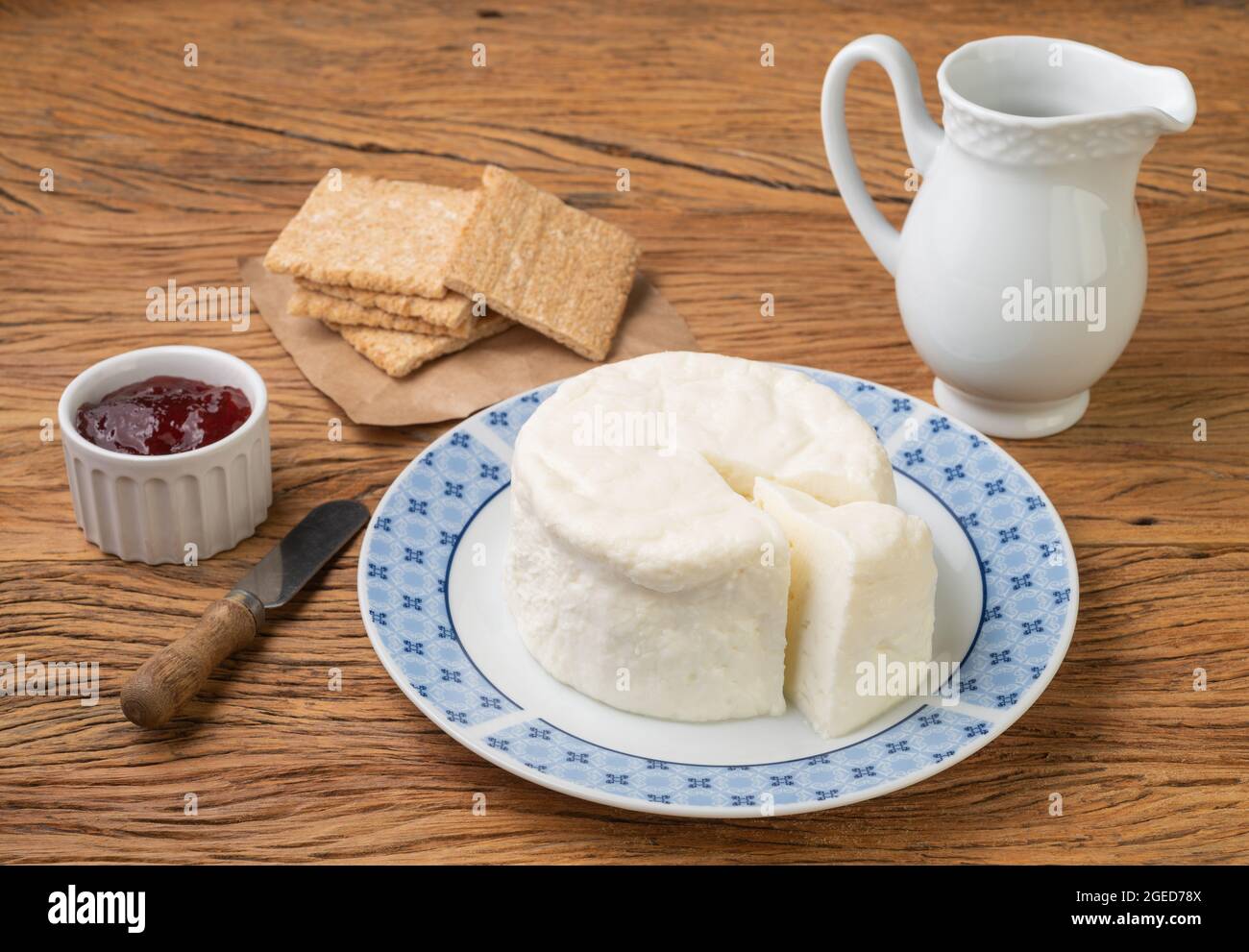 Formaggio fresco bianco artigianale di Minas Gerais, Brasile con marmellata e toast. Foto Stock