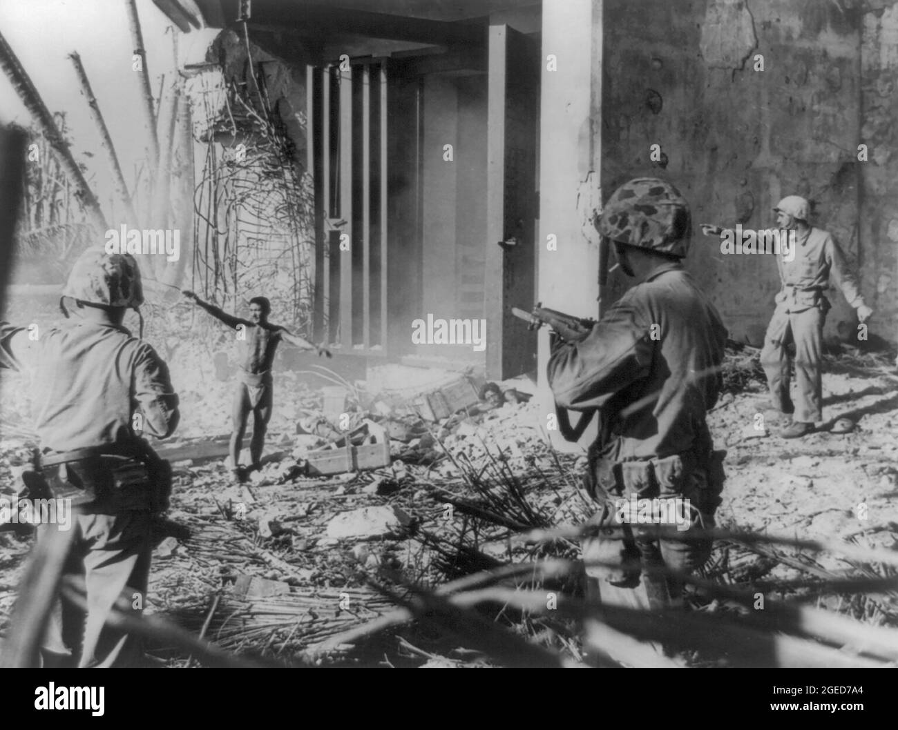 Isole MARSHALL - 02 febbraio 1944 - Soldato giapponese che si arrenderà a tre soldati statunitensi nelle Isole Marshall - Foto: Geopix/J Fabian Foto Stock
