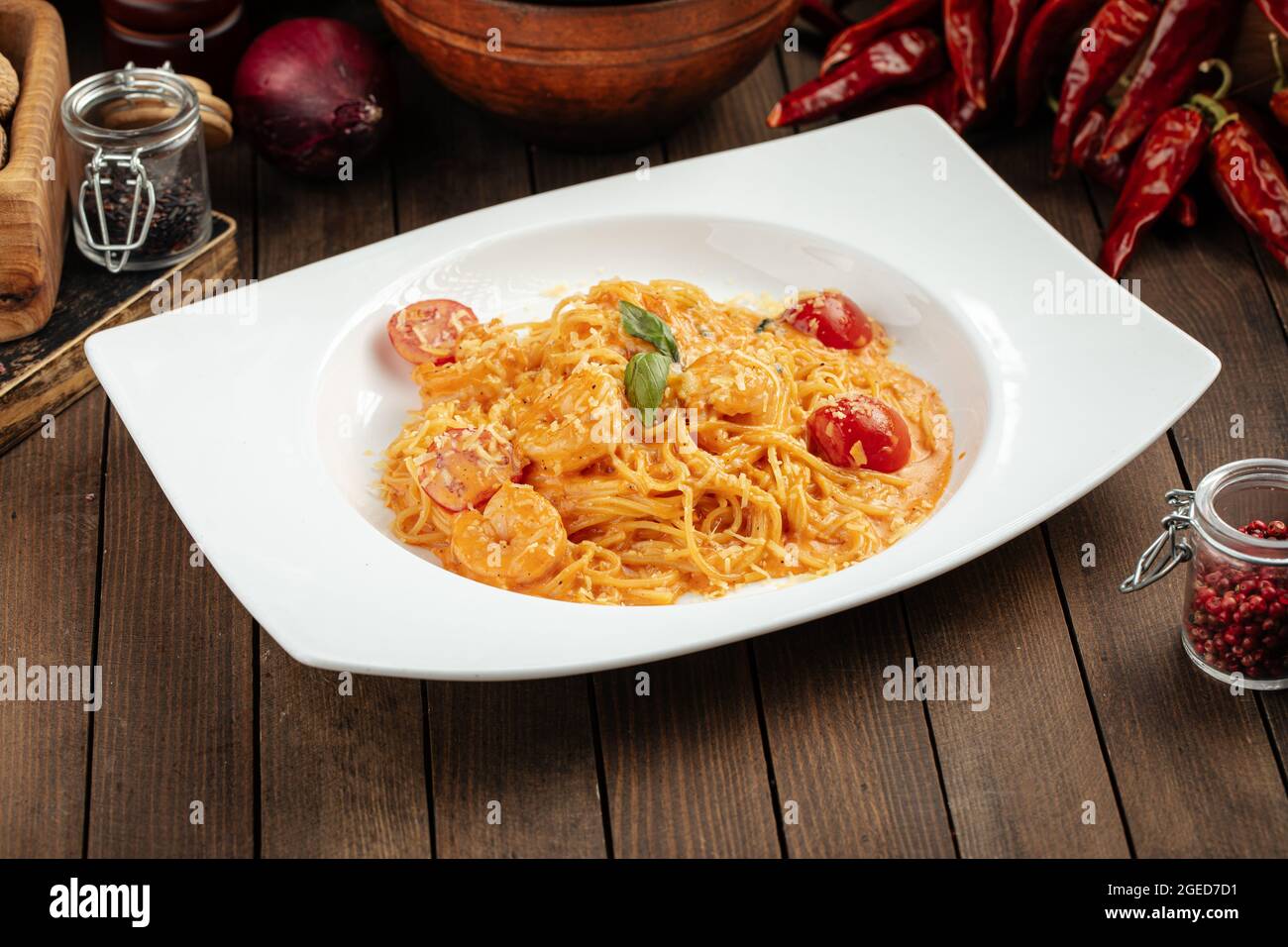 Spaghetti con gamberi e salsa di pomodoro Foto Stock