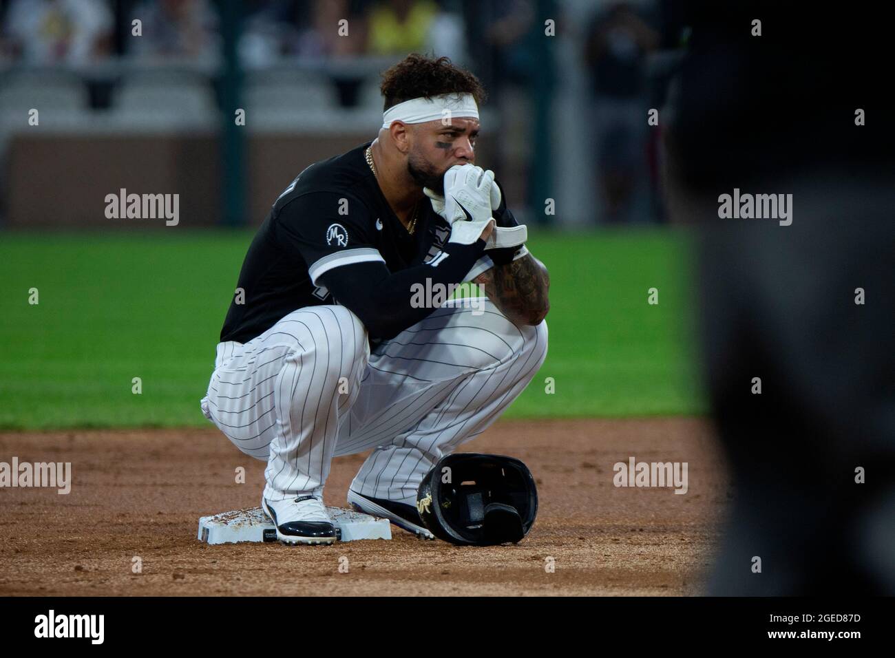 Chicago White Sox terzo baseman Yoan Moncada si accovacciò alla seconda base dopo che lo starter di Oakland Athletics Chris Bassitt fu colpito in faccia con la palla durante il secondo inning al campo di tasso garantito martedì 17 agosto 2021 a Chicago. (Foto di Erin Hooley/Chicago Tribune/TNS/Sipa USA) Credit: Sipa USA/Alamy Live News Foto Stock