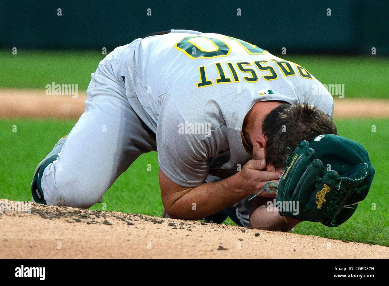 Il lanciatore di Oakland Athletics Chris Bassitt (40) tiene le mani in faccia dopo essere stato colpito da una palla dal battitore Chicago White Sox ha lasciato il fielder Brian Goodwin (18) durante il secondo inning martedì 17 agosto 2021, al campo di tasso garantito a Chicago. (Foto di Erin Hooley/Chicago Tribune/TNS/Sipa USA) Credit: Sipa USA/Alamy Live News Foto Stock