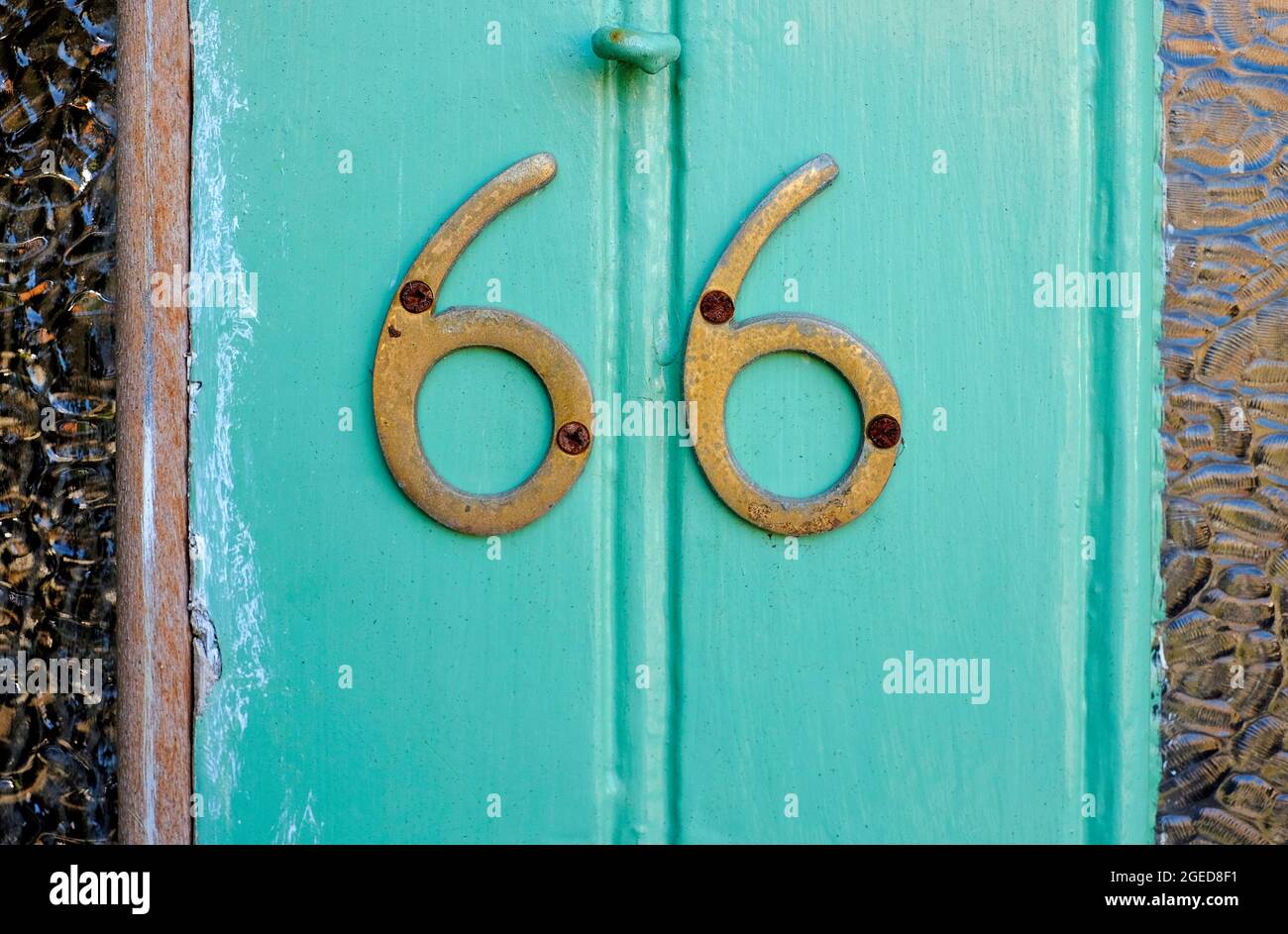 numero 66 sulla porta di casa blu, norfolk, inghilterra Foto Stock