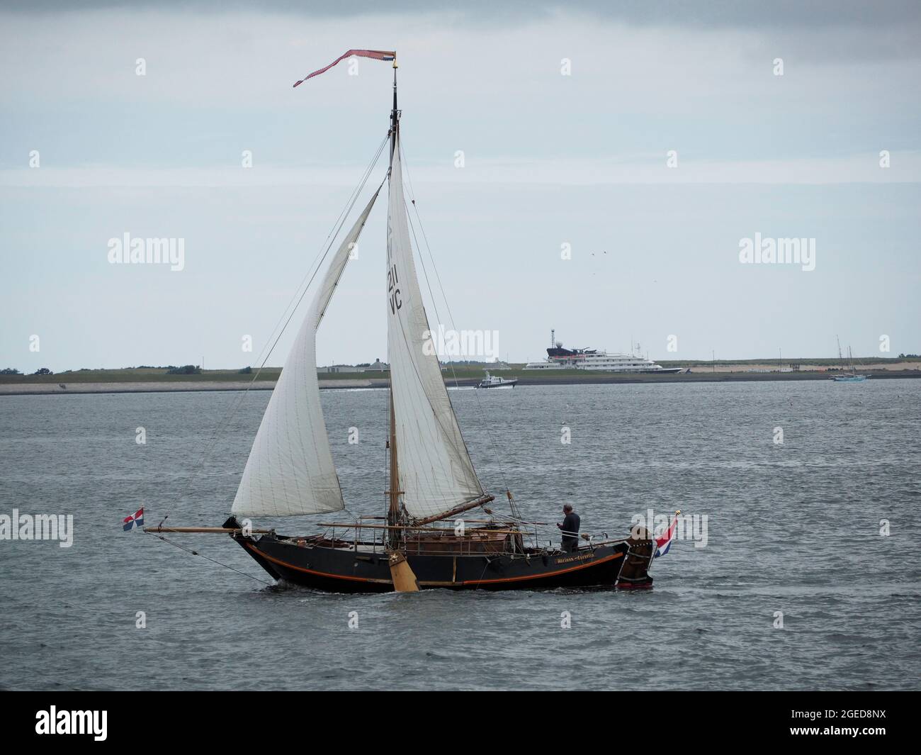 Classico vintage legno olandese barca a vela tipo botter sotto la vela tra Den Helder e Texel isola, Paesi Bassi Foto Stock