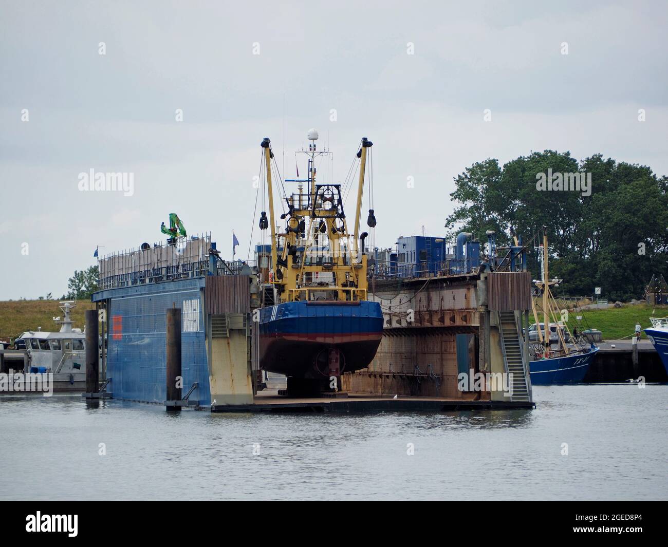 Barca da pesca in un molo asciutto per manutenzione, Den Helder porto, Noord Holland, Paesi Bassi Foto Stock
