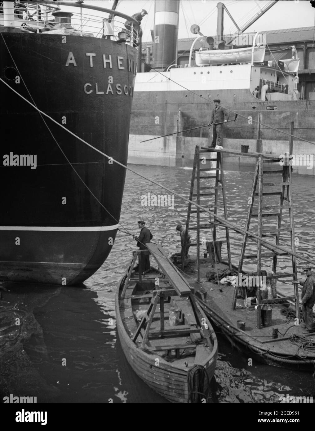 GLASGOW, SCOZIA, Regno Unito - 1937 - Glasgow, Scozia. Dipingere la poppa della S.S. Athenia. Questo liner fu la prima nave affondata nella seconda guerra mondiale b Foto Stock