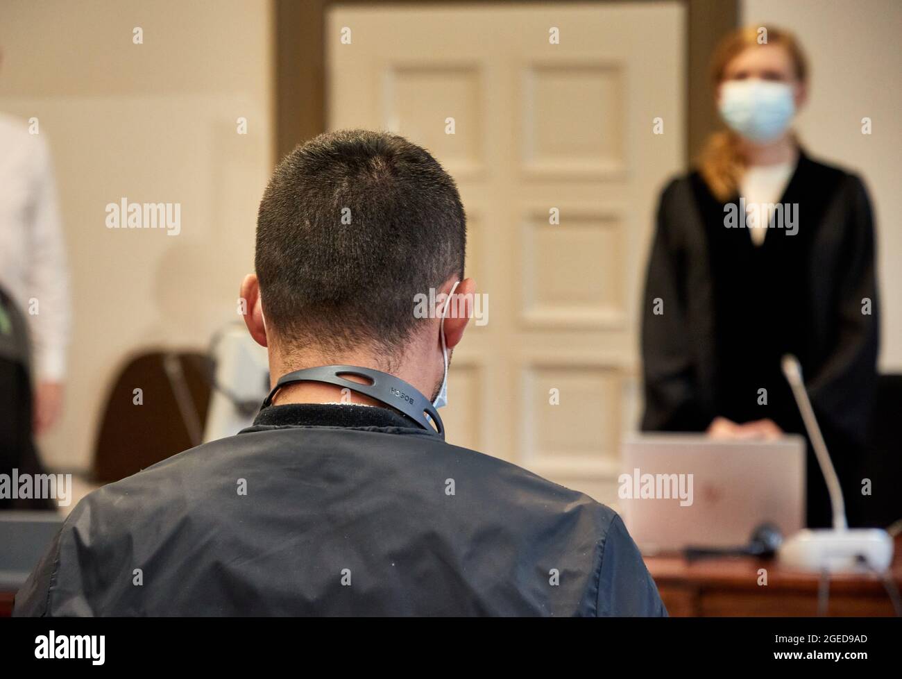 19 agosto 2021, Amburgo: Il convenuto accusato di tentato omicidio si trova in aula prima dell'inizio del processo. Il 32-year-old imputato presumibilmente ha tentato di rompere in gazebos il 27 gennaio 2021. Quando un ufficiale civile femminile si è reso conto di lui, avrebbe colpito la testa con un pesante ferro angolare. Quando il collega dell'ufficiale civile si è Unito a lei, l'assalente presumibilmente ha lasciato andare di lei e lo ha punito pure. I 32 anni sono accusati di due tentativi di omicidio, di tentato furto in un caso particolarmente grave, di danni fisici pericolosi e di aggressione a un ufficio di polizia Foto Stock