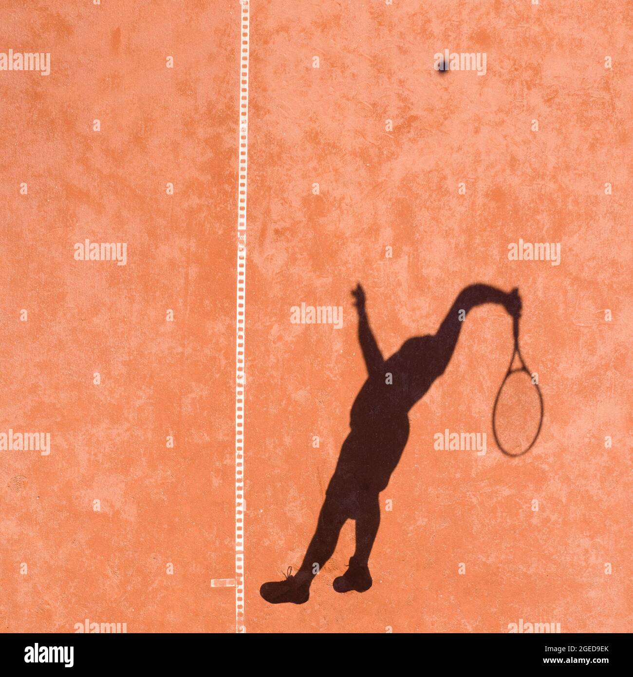 Ombra di un giocatore professionista di tennis che esegue potente primo servire con un salto rimbalzo Foto Stock