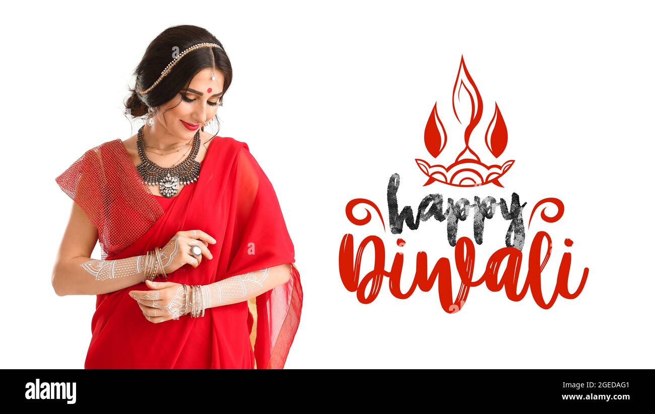 Bella donna indiana e testo HAPPY DIWALI su sfondo bianco Foto Stock