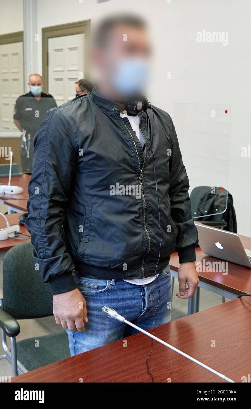 19 agosto 2021, Amburgo: Il convenuto accusato di tentato omicidio si trova in aula prima dell'inizio del processo. Il 32-year-old imputato presumibilmente ha tentato di rompere in arbors giardino il 27 gennaio 2021. Quando un ufficiale civile femminile si è reso conto di lui, avrebbe colpito la testa con un pesante ferro angolare. Quando il collega dell'ufficiale civile si è Unito a lei, l'assalente presumibilmente ha lasciato andare di lei e lo ha punito pure. I 32 anni sono accusati di due tentativi di omicidio, di tentato furto in un caso particolarmente grave, di danni fisici pericolosi e di attacco a un'applicazione della legge Foto Stock