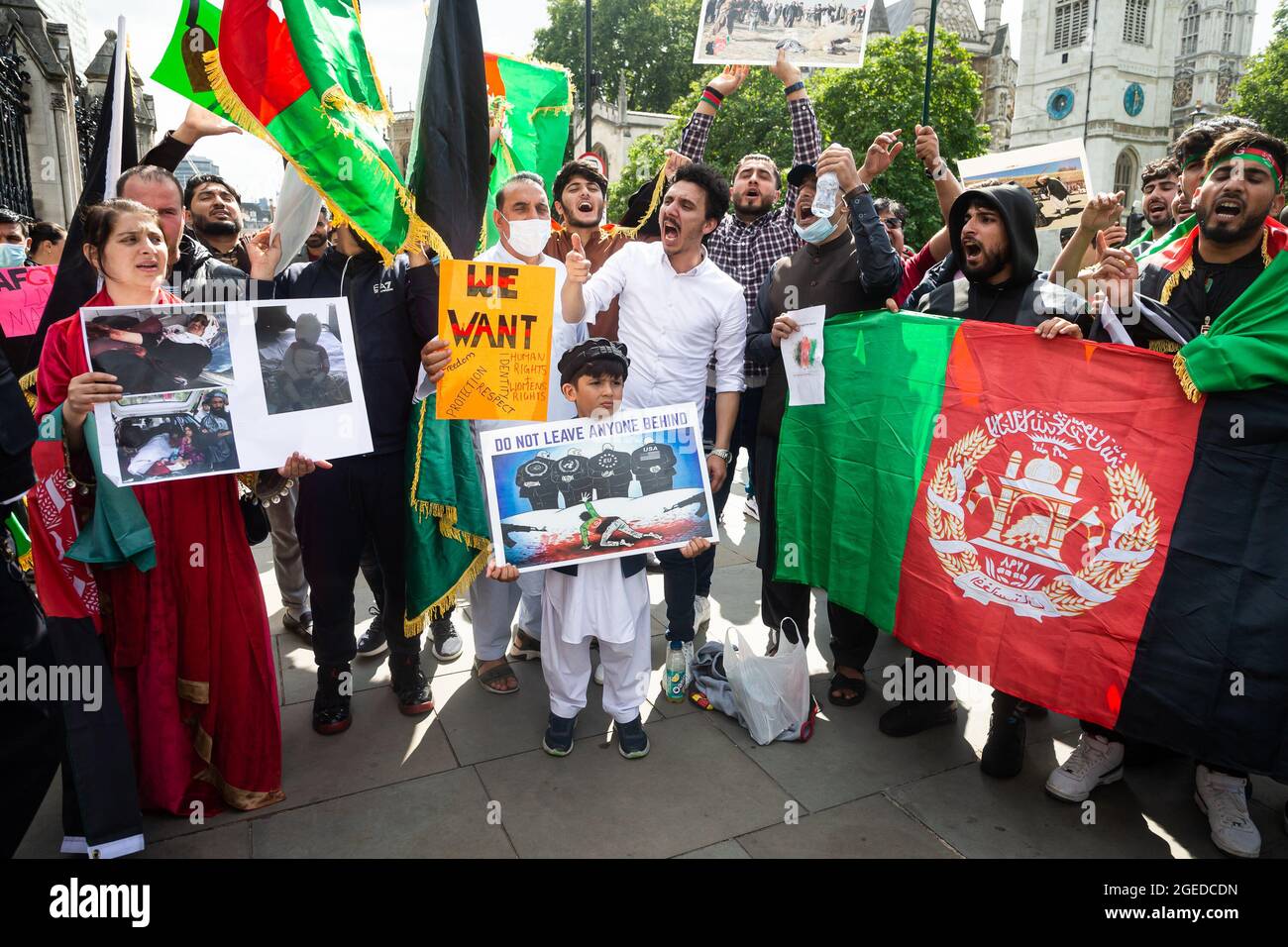 LONDRA, REGNO UNITO. 18 agosto 2021. Un gruppo di afgani protesta contro l'acquisizione dell'Afghanistan da parte dei talebani fuori dalle Camere del Parlamento mercoledì 18 agosto 2021. (Credit: Tejas Sandhu | MI News) Credit: MI News & Sport /Alamy Live News Foto Stock
