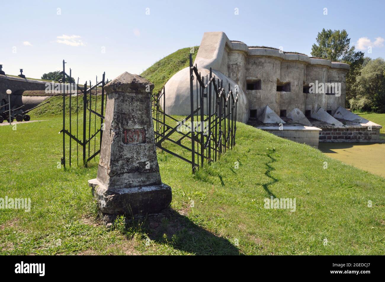 Brest, Bielorussia - 2 agosto 2021: Cartello con l'anno di costruzione del quinto forte della Fortezza di Brest, Bielorussia. Fortificazioni. Foto Stock