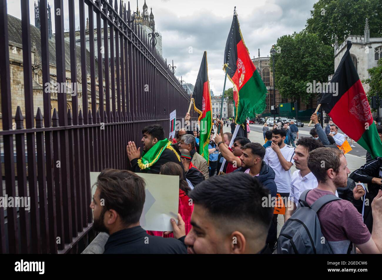 LONDRA, REGNO UNITO. 18 agosto 2021. Un gruppo di afgani protesta contro l'acquisizione dell'Afghanistan da parte dei talebani fuori dalle Camere del Parlamento mercoledì 18 agosto 2021. (Credit: Tejas Sandhu | MI News) Credit: MI News & Sport /Alamy Live News Foto Stock