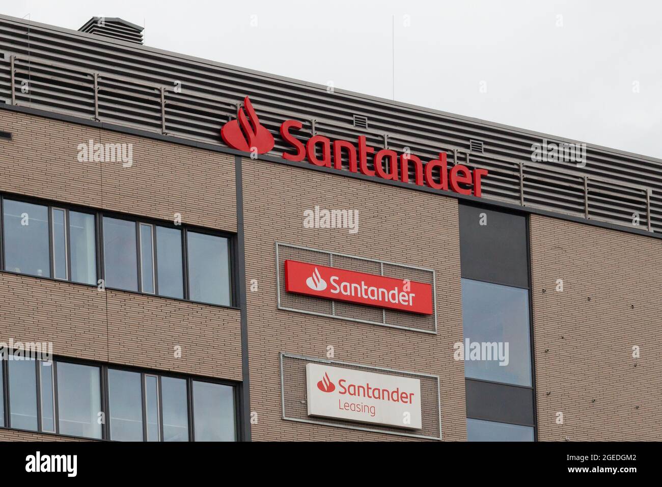 Polonia, Poznan - Agosto 18 2021: Logo Santander nell'edificio della banca Santander. Santander è una banca spagnola. Foto Stock