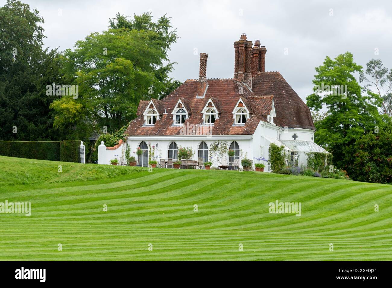 Houghton Lodge House and Gardens on the River Test in Hampshire, Inghilterra, Regno Unito, durante l'estate Foto Stock