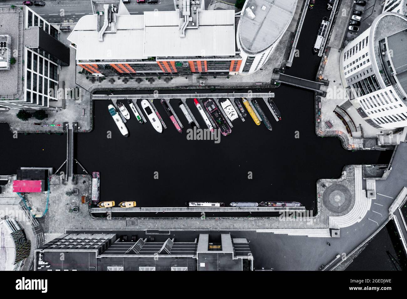 Vista aerea della città futuristica con porto e molo circondati da alti grattacieli ed edifici. Foto Stock