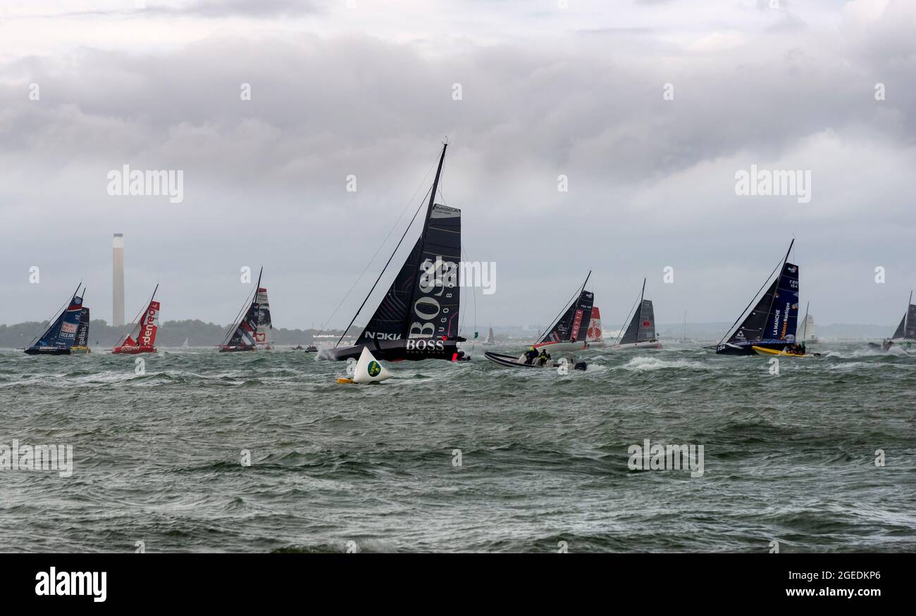 Alex Thomson in 'Hugo Boss' con altri anni '60 di Imoca al via della Rolex Fastnet Race 2021, Cowes, Isola di Wight, Inghilterra, Regno Unito Foto Stock