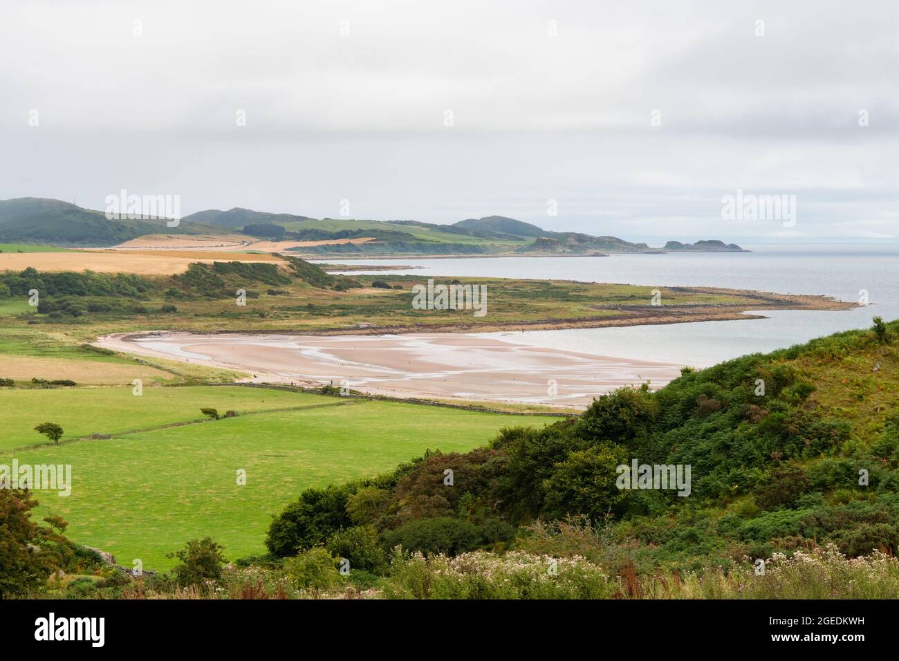 Scalpsie Bay Beach con Barr Point e Dunagoil fortificazione in distanza, Isola di Bute, Argyll e Bute, Scozia, Regno Unito Foto Stock