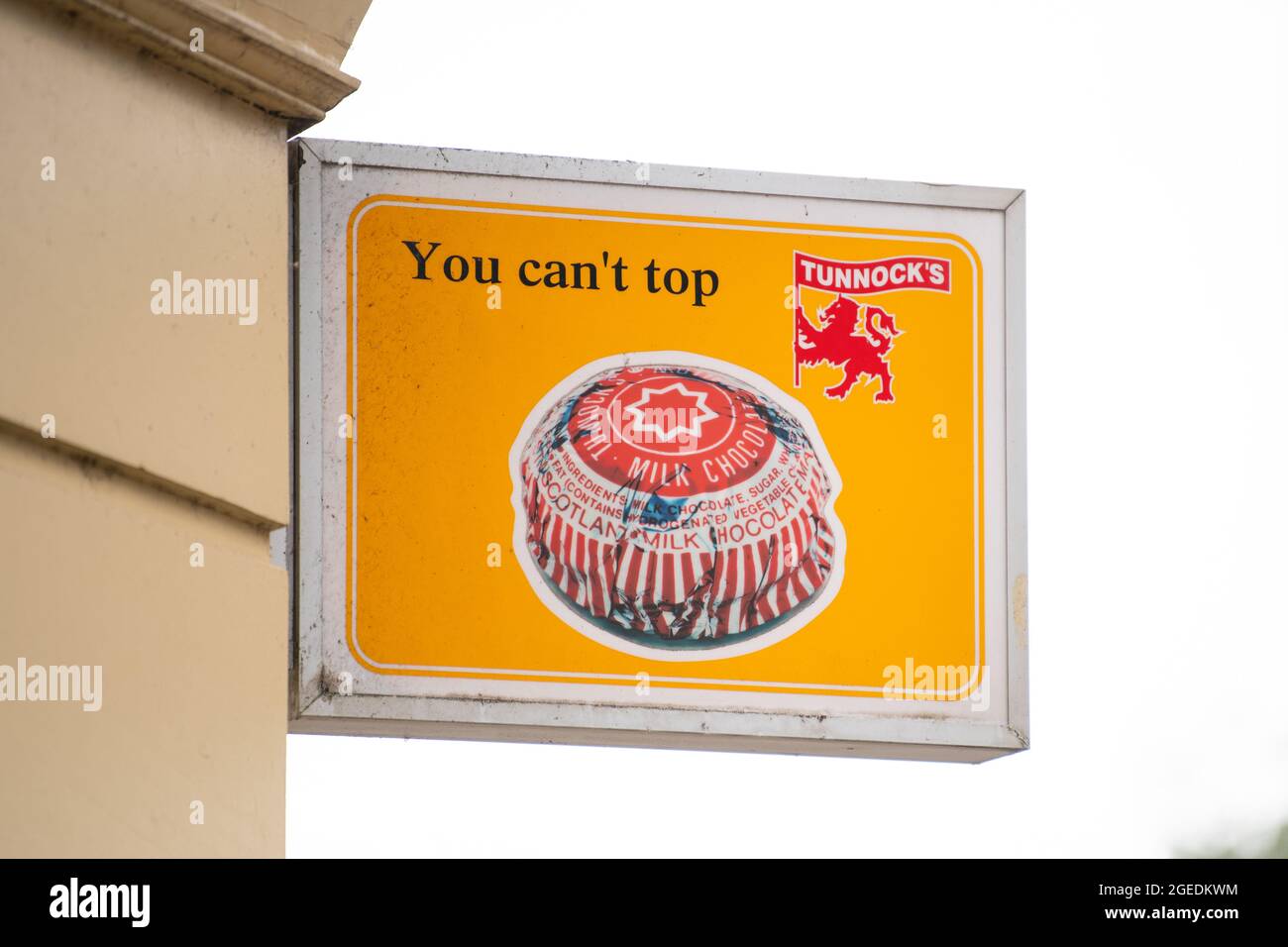 Tunnocks torta del tè pubblicità 'You CAN't top Tunnocks' segno fuori negozio a Rothesay, Isola di Bute, Scozia, Regno Unito Foto Stock