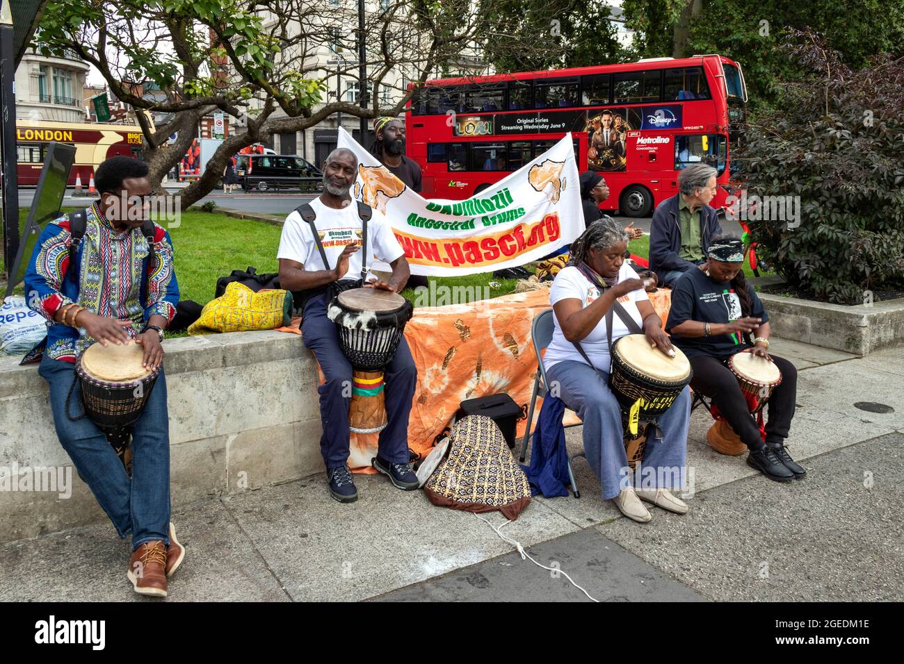 LONDRA FUORI DALLA STAZIONE DI MARBLE ARCH UN GRUPPO DI BATTERISTI ANCESTRALI UKOMBOZII Foto Stock