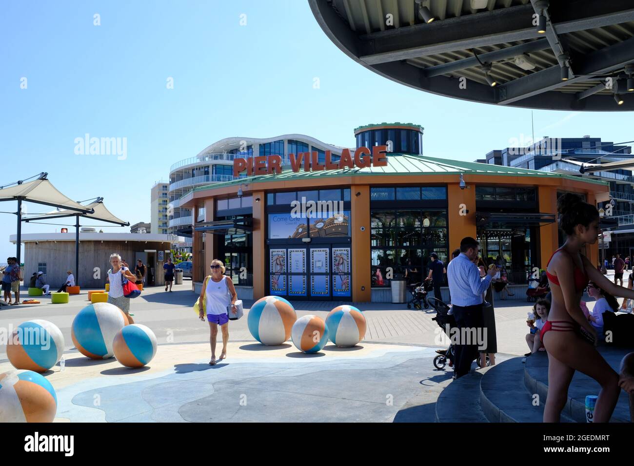 Ingresso al Pier Village sul lungomare di Long Branch, New Jersey, con sculture di Beach Ball Foto Stock