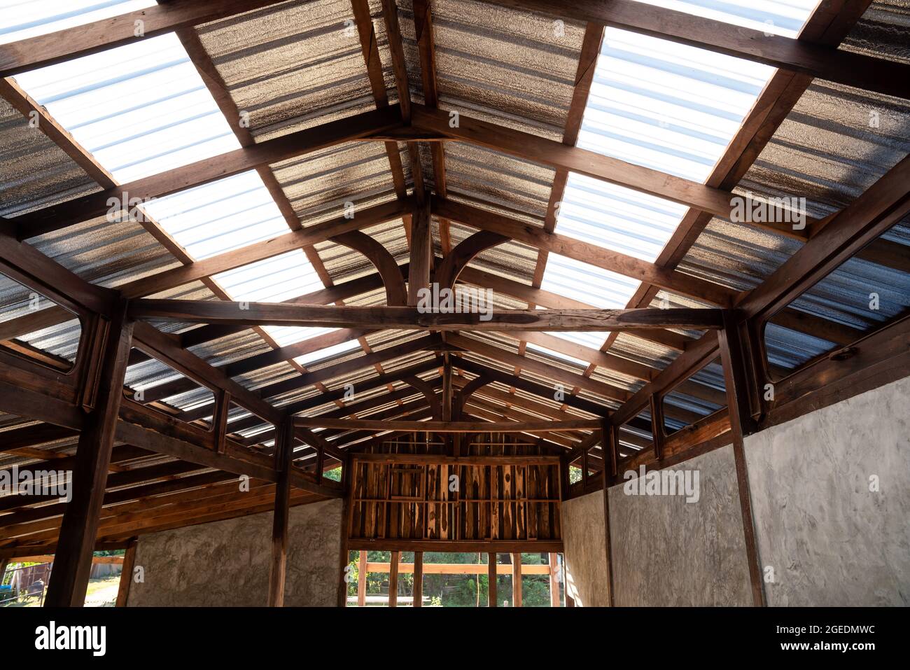 Sotto la struttura del tetto in legno traslucido in cantiere Foto Stock
