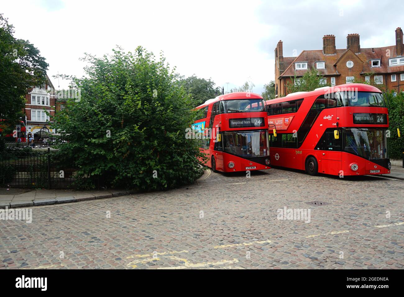 Autobus che terminano a South End Green a Hamstead, Londra, Inghilterra, Regno Unito Foto Stock