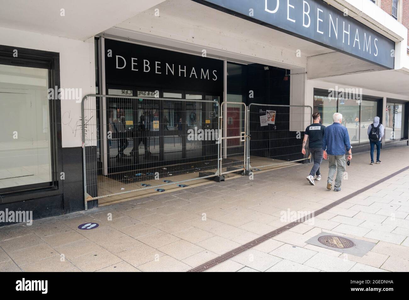 Uno dei Debenhams ha chiuso l'ingresso del negozio con l'acoss di scherma di metallo per fermare qualsiasi anti sociale behvaiour o homelss persone che dormono nella porta Foto Stock