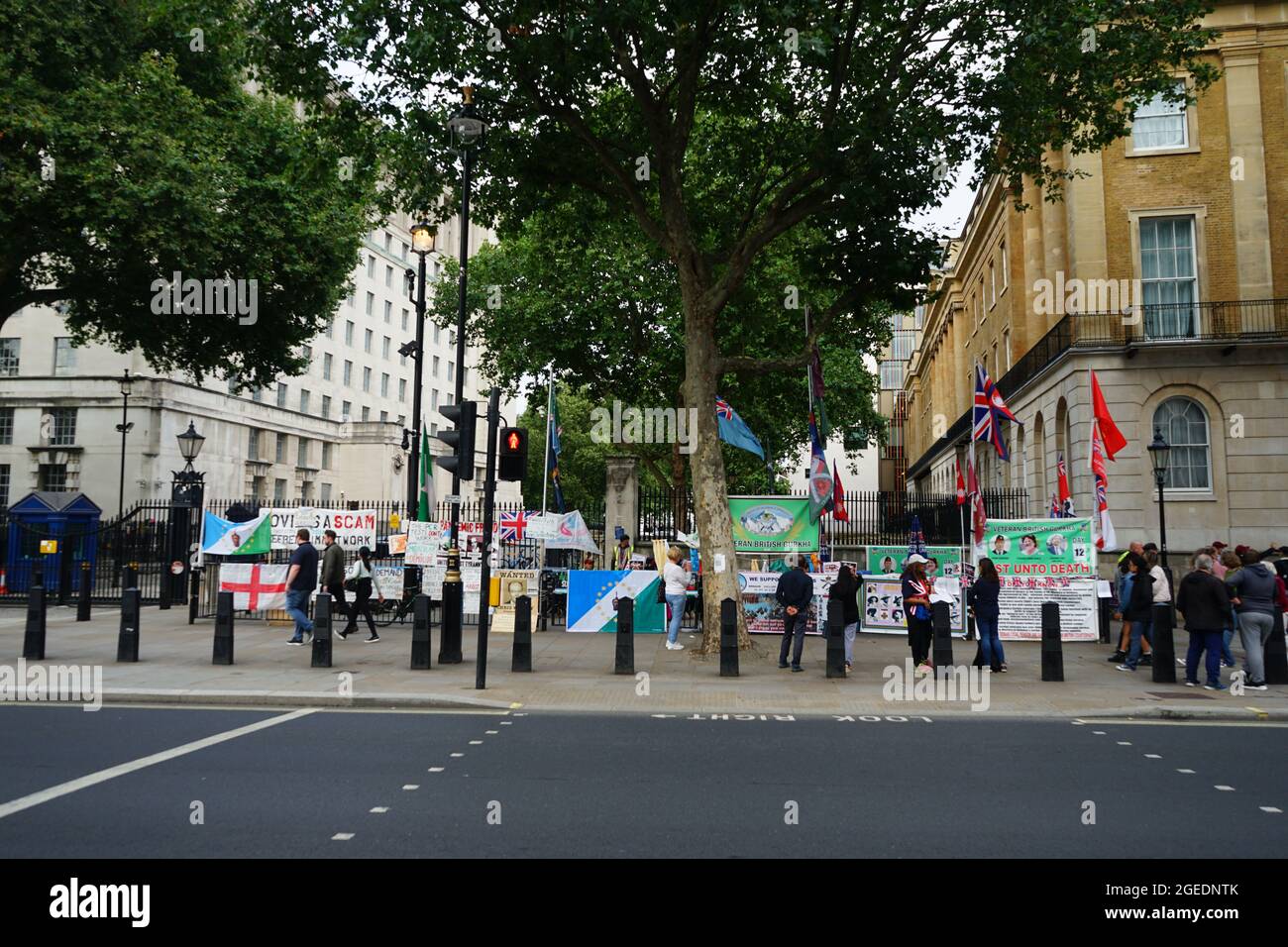 Dimostranti anti anti-vaccino su Whitehall a Westminster, Londra, Inghilterra, Regno Unito Foto Stock