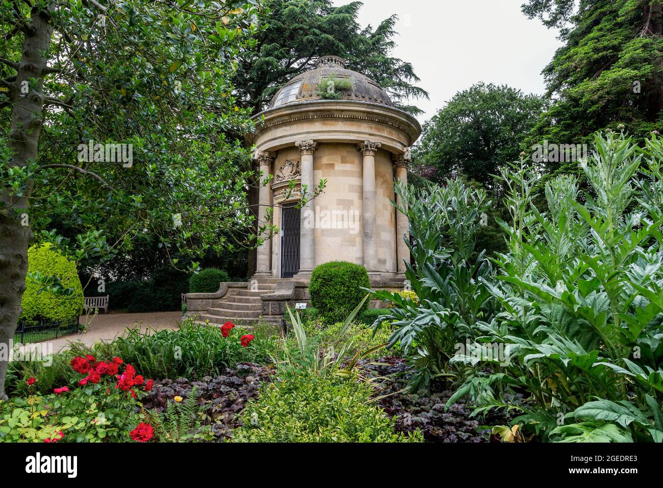 Il Jephson Memorial, nei Jephson Gardens, Royal Leamington Spa. Una statua di marmo del dottor Henry Jephson si erge su una base all'interno. Foto Stock