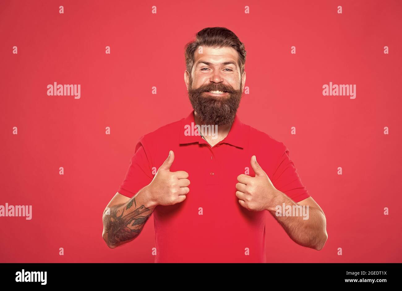 Rasare l'uomo con la barba. Ritratto di uomo barbuto sfondo rosso. Brutale  ragazzo con baffi. Hipster con barba. Salone parrucchiere. Brutalità e Foto  stock - Alamy