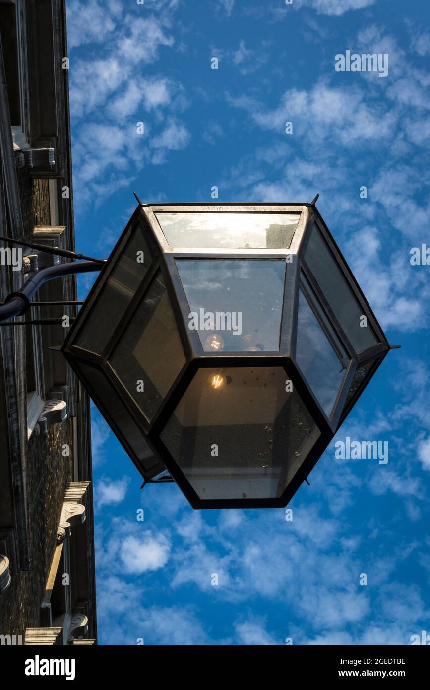 Enorme lanterna con cielo blu sopra, Londra, Inghilterra, Regno Unito Foto Stock