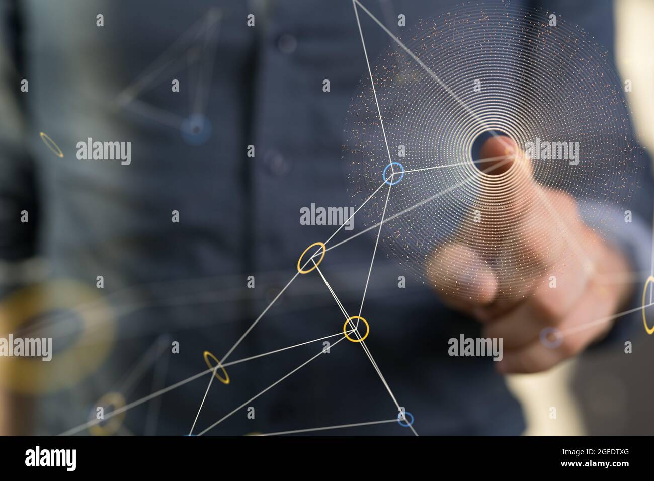 Concetto digitale di una rete di interfaccia e un dito che la tocca Foto Stock