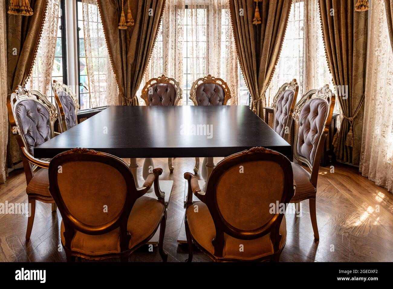 Tavolo da pranzo e sedie antichi a Casa Loma. Casa Loma è un castello di architettura gotica revival che è una delle principali attrazioni turistiche della città di Tor Foto Stock