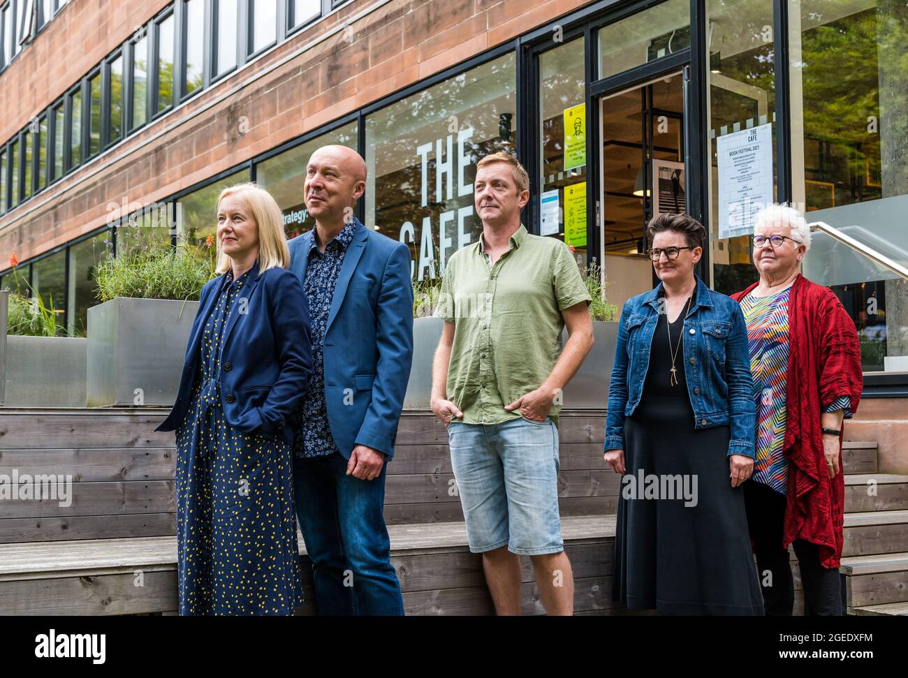 Edimburgo, Scozia, Regno Unito, 19 agosto 2021. Edinburgh International Book Festival: Pictured(L to R): Gli scrittori scozzesi del crimine Ambrose Parry (aka Marisa Haetzman e Chris Brookmyre), Doug Johnstone , Mary Paulson-Ellis e Val McDermid che hanno tutti pubblicato nuovi libri Foto Stock