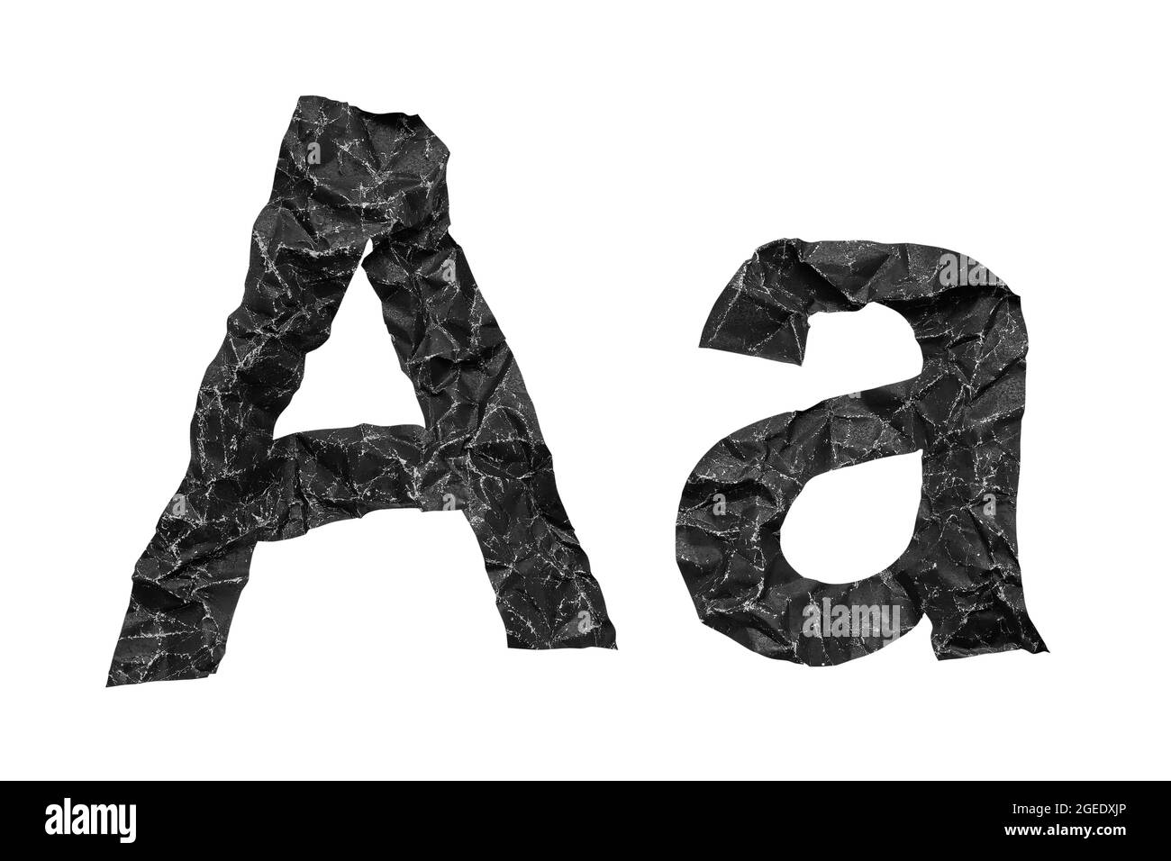 Carta sgualcita trama Alfabeto lettera A, a, carta sgualcita Old Black, isolata su sfondo bianco. Foto Stock