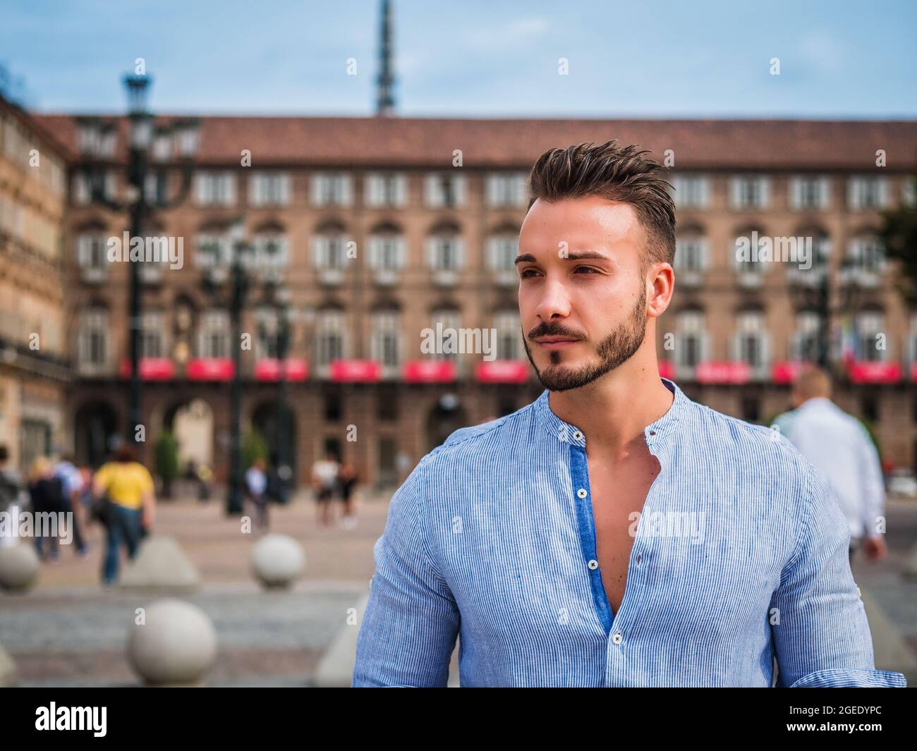 Un bel giovane uomo in impostazione della città Foto Stock